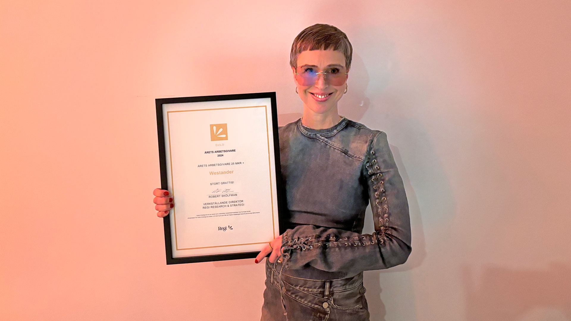 Westander tf byråchef Frida Blom med diplomet för priset Årets arbetsgivare.